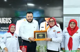 Wali Kota Padang, Fadly Amran, bersama Wakil Ketua DPW IKM DKI Jakarta, Bundo Zuriati, serta jajaran saat menyerahkan bantuan kemanusiaan secara simbolis di Gedung Putih Kediaman Resmi Wali Kota Padang, Rabu (13/5/2026). (Foto: Ist)
