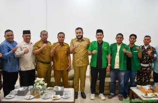 Wali Kota Padang Fadly Amran (kanan) menerima audiensi Ketua PW GP Ansor Sumbar Chaidirul Yahya (kiri) beserta jajaran pengurus di Kediaman Resmi Wali Kota Padang, Selasa (12/5/2026). (Foto: Ist)