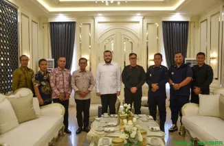 Wali Kota Padang Fadly Amran bertemu dengan Kepala Lapas Kelas IIA Padang Ronaldo Devinci Talesa didampingi jajaran pejabat di Rumah Dinas Wali Kota, Kamis (21/5/2026). (Foto: Ist)