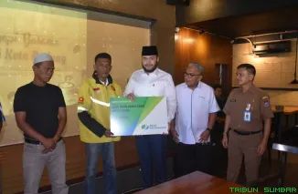 Wali Kota Padang Fadly Amran memberikan sambutan saat pertemuan dengan pimpinan perusahaan di Kinol Bistro Padang, Senin (4/5/2026). (Foto: Ist)
