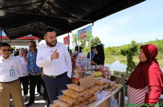 Wali Kota Padang, Fadly Amran, meninjau ketersediaan bahan pokok saat membuka Pasar Murah di Pangkalan Pendaratan Ikan (PPI) Padang Sarai, Kecamatan Koto Tangah, Rabu (20/5/2026). (Foto: Ist)