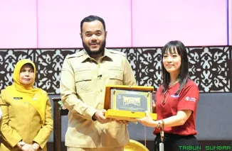Wali Kota Padang Fadly Amran memberikan sambutan saat membuka kegiatan donor darah yang digelar Bank Mestika bekerja sama dengan KSR PMI Unit UNP di Auditorium UNP, Senin (11/5/2026). (Foto: Ist)