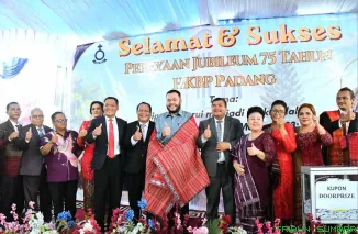 Wali Kota Padang, Fadly Amran, mengenakan Kain Ulos saat menghadiri Puncak Perayaan Jubileum ke-75 HKBP Padang di Gereja HKBP Ressort Sumatera Barat, Minggu (17/5/2026). (Foto: Ist)