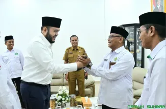 Wali Kota Padang Fadly Amran (kanan) menerima kunjungan silaturahmi Kepala Kantor Kementerian Agama (Kemenag) Kota Padang yang baru, Yasril (kiri), di Kediaman Resmi Wali Kota, Senin (4/5/2026). (Foto: Ist)