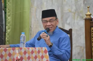 Wakil Wali Kota Padang, Maigus Nasir, memberikan tausiyah di hadapan jemaah saat menghadiri kegiatan Subuh Mubarakah di Masjid Baitul Makmur, Kelurahan Air Tawar Barat, Kecamatan Padang Utara, Sabtu (16/5/2026).  (Foto: Ist)
