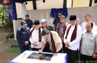Menteri Ketenagakerjaan RI, Yassierli, didampingi Gubernur Sumbar Mahyeldi, dan Wakil Wali Kota Padang, Maigus Nasir saat melakukan peresmian di Masjid Raya Kanagarian Koto Tangah, Padang, Kamis (14/5/2026). (Foto: Ist)