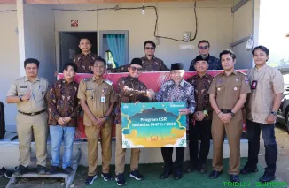 Manager Network Operation Telkomsel Branch Padang, Andy Suapril, menyerahkan bantuan satu ekor sapi kurban secara simbolis kepada Wakil Wali Kota Padang, Maigus Nasir, di Huntara Kecamatan Pauh, Kota Padang, Selasa (26/5/2026). (Foto: Ist)