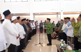Wakil Wali Kota Padang sekaligus Ketua DMI Kota Padang, Maigus Nasir, melantik Pengurus Ranting Dewan Masjid Indonesia (DMI) se-Kota Padang di Palanta Rumah Dinas Wali Kota, Padang, Sabtu (9/5/2026). (Foto: Ist)