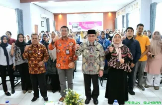 Wakil Wali Kota Padang, Maigus Nasir, memberikan arahan saat membuka Workshop Peningkatan Kompetensi Operator ATS Kelurahan se-Kota Padang di Ruang Suhaimi Kantor Dinas Pendidikan dan Kebudayaan (Disdikbud), Kamis (21/5/2026). (Foto: Ist)