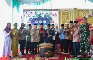 Wakil Wali Kota Padang, Maigus Nasir, memukul gendang tabuh tanda pembukaan MTQN ke-42 Tingkat Kecamatan Padang Barat, di Masjid Mujahidin Kelurahan Flamboyan Baru, Rabu (13/5/2026). (Foto: Ist)