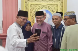 Wakil Wali Kota Padang, Maigus Nasir, memberikan ceramah pada kegiatan Subuh Mubarakah di Musala Al-Iman, Komplek PGRI II, Kelurahan Kurao Pagang, Kecamatan Nanggalo, Padang, Minggu (24/5/2026). (Foto: Ist)