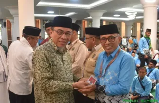 Wakil Wali Kota Padang Maigus Nasir (kiri) melepas keberangkatan Calon Jemaah Haji (CJH) Kota Padang Kloter 8 di Halaman Masjid Agung Nurul Iman, Jumat (1/5/2026). (Foto: Ist)