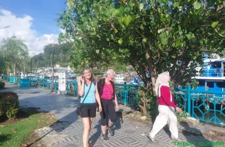 Dua wisatawan asal Jerman, Sabine dan Angelika, berjalan menikmati suasana kawasan Kota Tua Padang di Kelurahan Batang Arau, Kecamatan Padang Selatan, Sabtu (23/5/2026). (Foto: Ist)