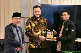 Wali Kota Padang Fadly Amran (tengah) didampingi Wakil Wali Kota Maigus Nasir (kiri) berbincang dengan Head of Promotion Education Malaysia Global Services (EMGS) Megat Mohd Samsul (kanan), Sabtu (2/5/2026) malam. (Foto: Ist)