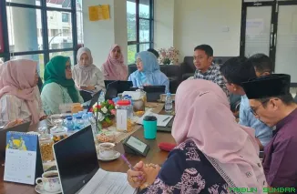 Kepala Bappeda Kota Padang, Swesti Fanloni, bersama Kepala Dinas Kominfo Kota Padang, Tommy TRD, dan jajarannya melakukan diskusi dalam kegiatan brainstorming RKPD di Kantor Bappeda Kota Padang, Jumat (15/5/2026). (Foto: Ist)