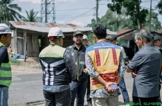 Anggota Komisi V DPR RI Zigo Rolanda saat meninjau langsung progres pekerjaan preservasi jalan ruas Sungai Rumbai-Junction Koto Baru di Kabupaten Dharmasraya, Rabu (6/5/2026). (Foto: Ist)