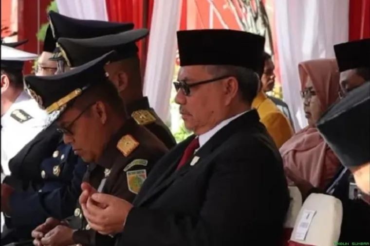 Ketua DPRD Provinsi Sumatera Barat, Muhidi, memberikan keterangan pers usai menghadiri Upacara Bendera Peringatan Hari Lahir Pancasila Tahun 2026 di halaman Kantor Gubernur Sumbar, Padang, Senin (1/6/2026). (Foto: Ist)
