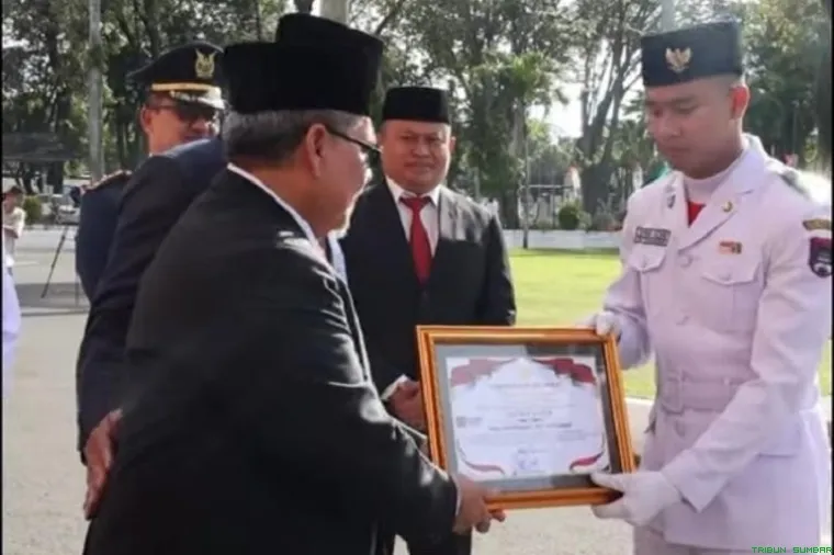 Ketua DPRD Provinsi Sumatera Barat, Muhidi, memberikan keterangan pers usai menghadiri Upacara Bendera Peringatan Hari Lahir Pancasila Tahun 2026 di halaman Kantor Gubernur Sumbar, Padang, Senin (1/6/2026). (Foto: Ist)