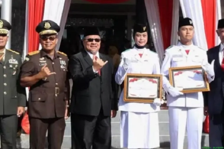 Ketua DPRD Provinsi Sumatera Barat, Muhidi, memberikan keterangan pers usai menghadiri Upacara Bendera Peringatan Hari Lahir Pancasila Tahun 2026 di halaman Kantor Gubernur Sumbar, Padang, Senin (1/6/2026). (Foto: Ist)