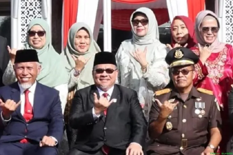 Ketua DPRD Provinsi Sumatera Barat, Muhidi, memberikan keterangan pers usai menghadiri Upacara Bendera Peringatan Hari Lahir Pancasila Tahun 2026 di halaman Kantor Gubernur Sumbar, Padang, Senin (1/6/2026). (Foto: Ist)