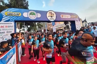 Sekitar 2.000 pelari dari berbagai daerah di Indonesia dan mancanegara mengikuti International Jam Gadang Fun Run 2026 di kawasan Jam Gadang, Minggu (7/6/2026). (Foto: Ist)