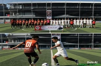 Pemain KPU Sumbar dan Bawaslu Sumbar berjabat tangan usai pertandingan Open Turnamen Mini Soccer JPS Cup 2026 di Padang, Sabtu (6/6/2026). (Foto: Ist)