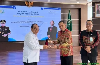 GM PT Angkasa Pura Indonesia Kantor Cabang Bandara Internasional Minangkabau, Dony Subardono, bersama Kepala Kejaksaan Tinggi Sumatra Barat, Dedie Tri Hariyadi, menandatangani Perjanjian Kerja Sama di Aula Kejati Sumbar, Kamis (11/6/2026). (Foto: Ist)