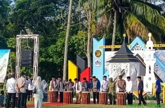 Bupati Tanah Datar Eka Putra saat memberikan sambutan sekaligus membuka MTQ ke-43 tingkat Kabupaten Tanah Datar di Lapangan Simabua, Kecamatan Pariangan, Jumat (19/6/2026). (Foto: Ist)