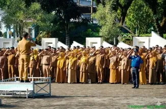 Suasana Apel Gabungan ASN yang digelar di Halaman Kantor Bupati Solok Selatan, Senin (22/6/2026). (Foto: Ist)