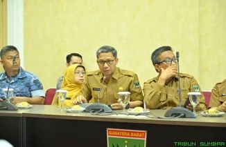 Gubernur Sumatera Barat Mahyeldi Ansharullah memimpin Rapat Koordinasi Pengendalian dan Pengawasan Pendistribusian BBM Subsidi di Padang, Kamis (18/6/2026). (Foto: Ist)
