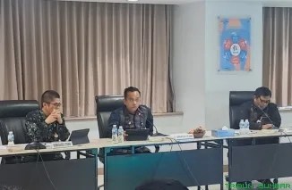 Direktur Utama Bank Nagari Gusti Candra didampingi jajaran direksi, komisaris, dan Dewan Pengawas Syariah memberikan keterangan pers di Kantor Pusat Bank Nagari, Padang, Kamis (4/6/2026). (Foto: Nendo)