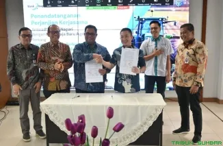 Direktur Kredit dan Syariah Bank Nagari Hafid Dauli bersama Direktur PT Tjahaja Baru Agri Edward Ferry Gani menandatangani Perjanjian Kerja Sama, Padang, Kamis (18/6/2026). (Foto: Ist)