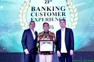 Direksi dan perwakilan Bank Nagari saat menerima tiga penghargaan pada ajang INFOBANK-MRI Banking Service Excellence Appreciation 2026 yang digelar di Jakarta, Jumat (26/6/2026). (Foto: Ist)