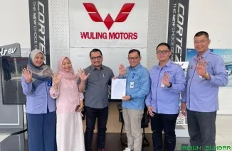 Pemimpin Divisi Pemasaran Bank Nagari, Syafrizal CH (kiri), dan Branch Manager PT Maju Global Motor, Leonaldo Fitramardika, berjabat tangan usai menandatangani perjanjian kerja sama pembiayaan kendaraan Wuling di Padang, Rabu (17/6/2026). (Foto: Ist)