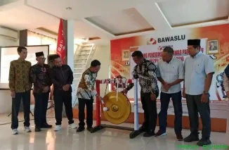 Anggota Bawaslu Sumbar, Muhammad Khadafi, melakukan pemukulan gong tanda resmi diluncurkannya Program Pendidikan Pengawas Partisipatif (P2P) Tahun 2026 di Kabupaten Pesisir Selatan, Selasa (16/6/2026). (Foto: Ist)