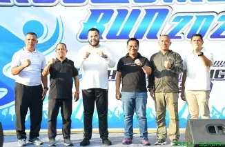 Wali Kota Padang Fadly Amran melepas peserta Bhayangkara Run Polresta Padang 2026 di Mako Polresta Padang, Minggu (7/6/2026). (Foto: Ist)