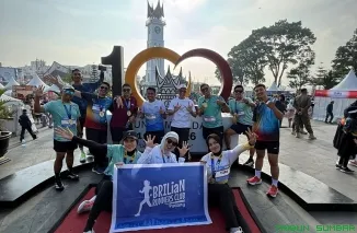 Sebanyak 12 pelari BRILiaN Runners Padang yang terdiri dari pekerja BRI Region 3 Padang dan anak perusahaan mengikuti Jam Gadang Run 2026 di Bukittinggi, Minggu (7/6/2026). (Foto: Ist)