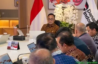 Kepala Badan Pengelola BUMN sekaligus COO Danantara Indonesia, Dony Oskaria, memberikan apresiasi kepada jajaran direksi BUMN atas capaian kinerja yang melampaui target dalam pertemuan di Wisma Danantara Indonesia, Jumat (19/6/2026). (Foto: Ist)