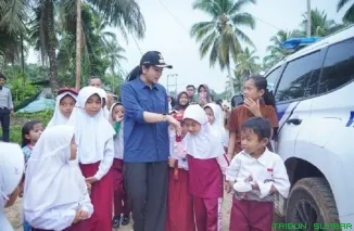 Bupati Dharmasraya Annisa Suci Ramadhani bersama jajaran TNI dan pejabat daerah meresmikan Jembatan Aramco di atas Batang Siraho, Nagari Lubuk Karak, Senin (15/6/2026). (Foto: Ist)
