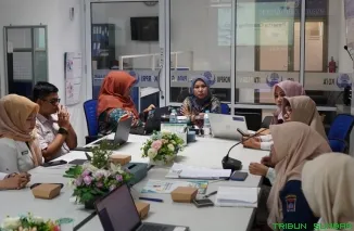 Anggota KI Sumbar, Mona Sisca, memberikan pemaparan dalam kegiatan pendampingan dan coaching keterbukaan informasi bagi perwakilan OPD di lingkungan Pemko Padang, di Balai Kota Padang pada Rabu hingga Kamis, 24--25 Juni 2026. (Foto: Ist)