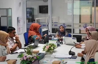 Anggota KI Sumbar, Mona Sisca, memberikan pemaparan dalam kegiatan pendampingan dan coaching keterbukaan informasi bagi perwakilan OPD di lingkungan Pemko Padang, di Balai Kota Padang pada Rabu hingga Kamis, 24--25 Juni 2026. (Foto: Ist)