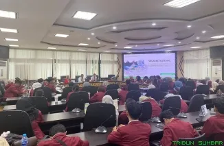 Kepala Bagian Persidangan dan Perundang-Undangan DPRD Sumbar, Dahrul Idris, S.STP, M.Si., sedang memberikan penjelasan kepada dosen serta mahasiswa Universitas Eka Sakti dalam audiensi di Ruang Khusus I DPRD Sumbar, Rabu (17/6/2026). (Foto: Ist)