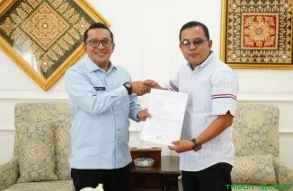 Penyerahan surat hibah lahan seluas 19 hektare dari keluarga Dony Oskaria kepada Pemerintah Kabupaten Tanah Datar, pada Jumat (26/6/2026). (Foto: Ist)
