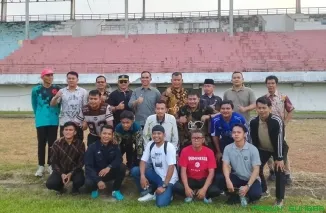 Sekda Dharmasraya Medison foto bersama perangkat pertandingan saat briefing akhir jelang kick off DCL 2026 di Sport Center Dharmasraya, Kamis (4/6/2026). (Foto: Ist)