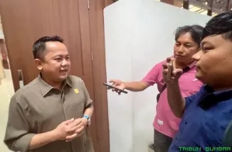 Sekretaris DPD Partai Demokrat Sumbar, Doni Harsiva, memberikan keterangan terkait status anggota DPRD BSN yang sedang menjalani proses hukum. (Foto: Ist)