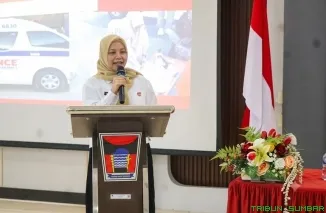 Kepala Dinas Kesehatan Kota Padang, dr. Srikurnia Yati, memperkenalkan aplikasi SAPA Puskesmas pada acara peluncurannya di Aula Kantor Dinas Kesehatan Kota Padang, Rabu (24/6/2026). (Foto: Ist)