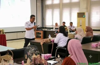 Kepala Bidang Pelayanan Kesehatan Masyarakat Irwandi saat menyampaikan sosialisasi program Dokter Warga dan optimalisasi layanan PSC 119 di kantor Dinas Kesehatan Kota Padang, Rabu (24/6/2026). (Foto: Ist)