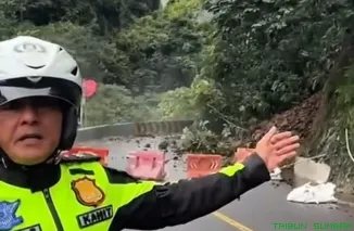 Petugas mengamankan lokasi longsor di ruas jalan Lembah Anai, penghubung Padang--Bukittinggi, Rabu (24/6/2026). (Foto: Ist)