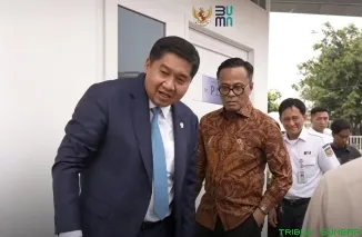 Kepala Badan BUMN sekaligus COO Danantara Indonesia, Dony Oskaria, bersama Menteri Perumahan dan Kawasan Permukiman, Maruarar Sirait, meninjau kesiapan hunian bagi warga bantaran rel di kawasan Senen, Jakarta Pusat, Selasa (9/6/2026). (Foto: Ist)