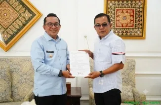 Bupati Tanah Datar Eka Putra menerima surat hibah lahan seluas 19 hektare dari Ketua DPRD Tanah Datar Anton Yondra, mewakili keluarga besar Doni Oskaria, di Rumah Dinas Bupati pada Jumat (26/6/2026). (Foto: Ist)